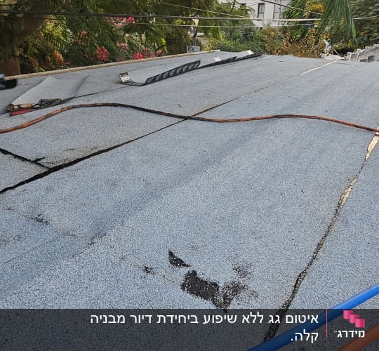 גג עם יריעות איטום וצינורות צבעוניים